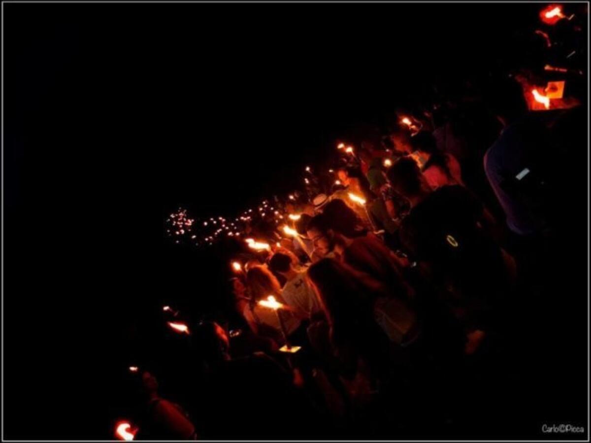 Magica Fiaccolata tra lago e stelle cadenti: da Nemi al lago - 
