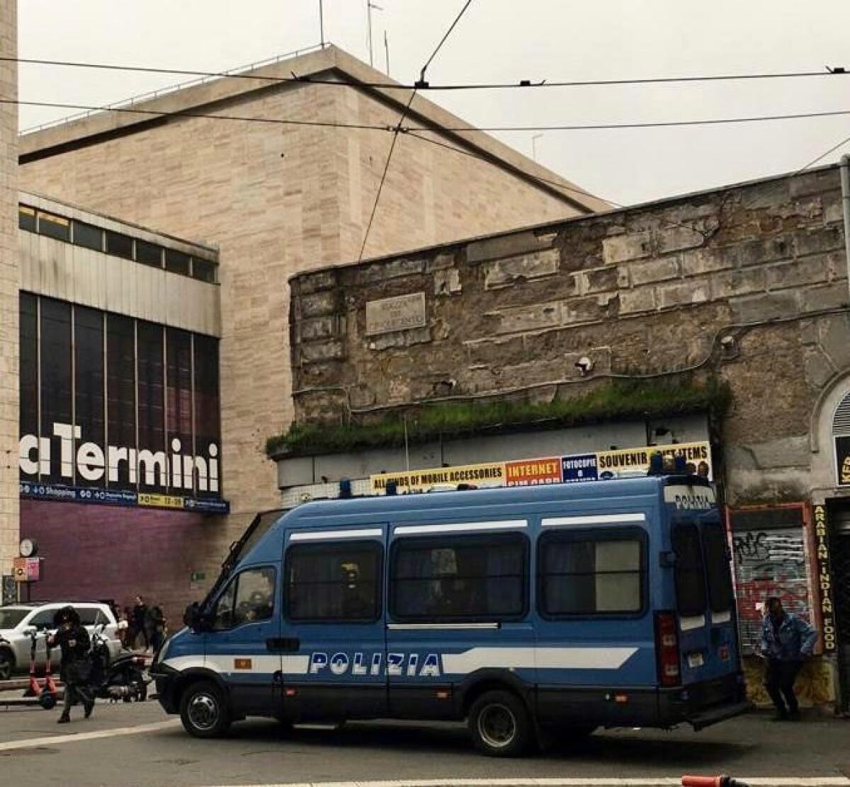Furti e rapina nella zona della Stazione Termini, a Roma: la Polizia esegue 4 arresti. - 