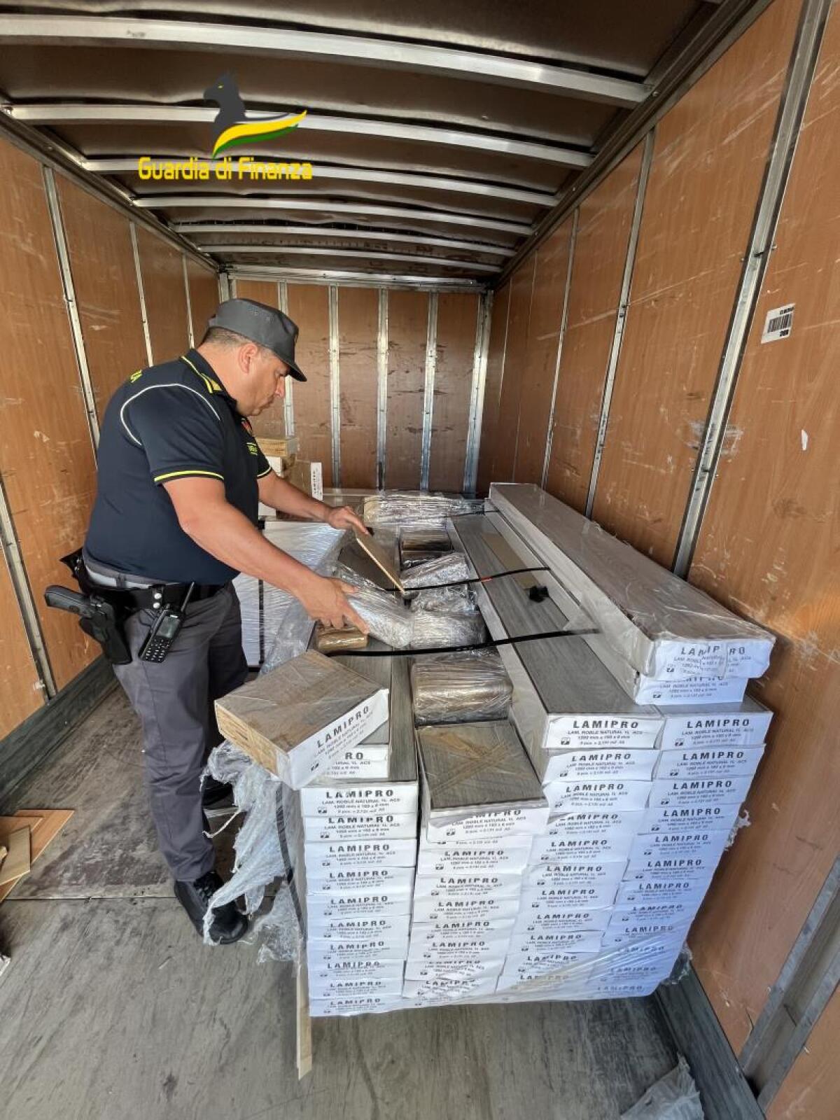 Sequestrati dalla Finanza di Roma due quintali di hashish. Due italiani in manette. - 