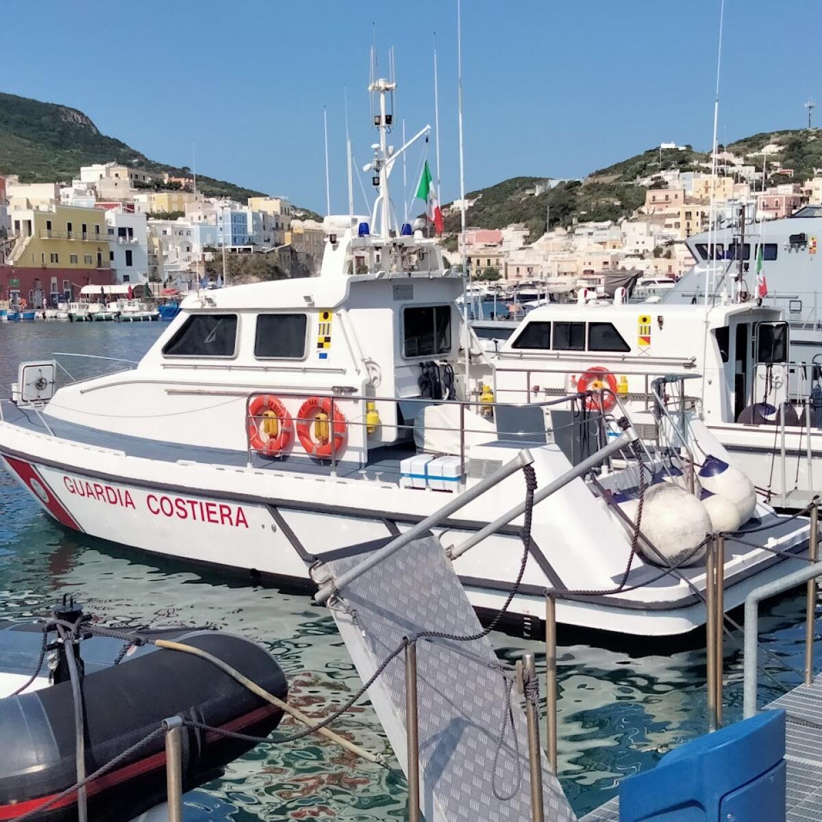 Ponza - Esplosione su un peschereccio, due feriti - 