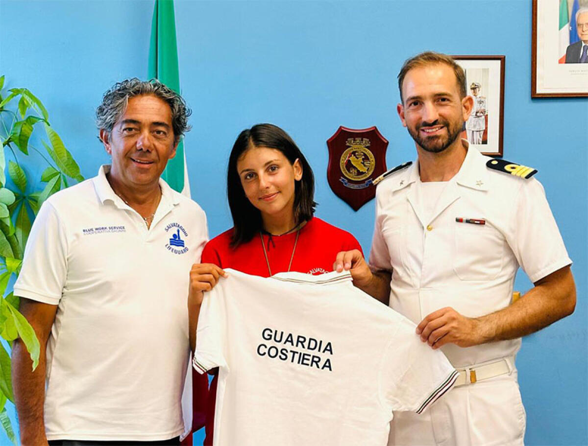 La Guardia Costiera di Terracina incontra in Capitaneria Noemi, l’assistente bagnanti protagonista di cinque salvataggi a Sabaudia. - 