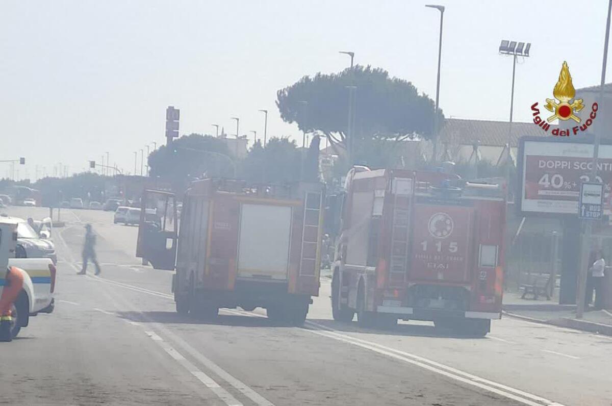 Pontina, incendio a Castel Romano. STRADA CHIUSA IN ENTRAMBE le DIREZIONI - 