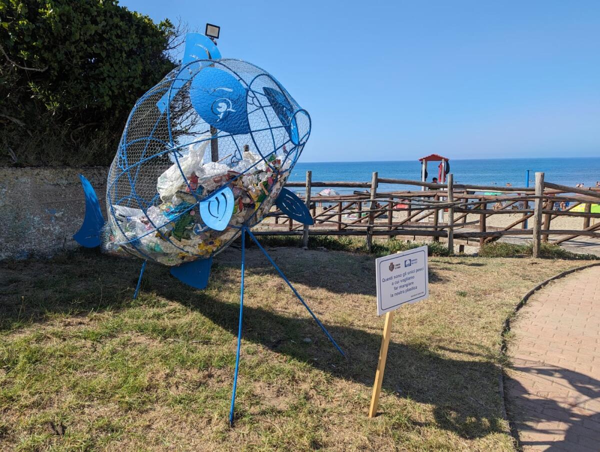 Pesci mangia plastica sulla spiaggia di Fondi - 