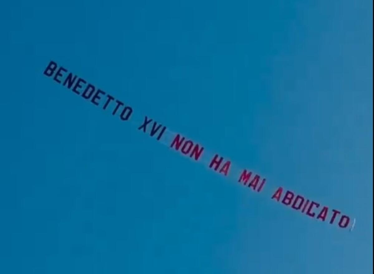 "Benedetto XVI non ha mai abdicato": lo striscione apparso in cielo - 