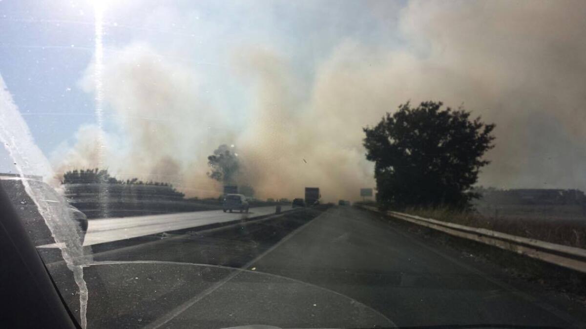 Incendio sulla Pontina, rallentamenti tra Castel Romano e Pomezia - 
