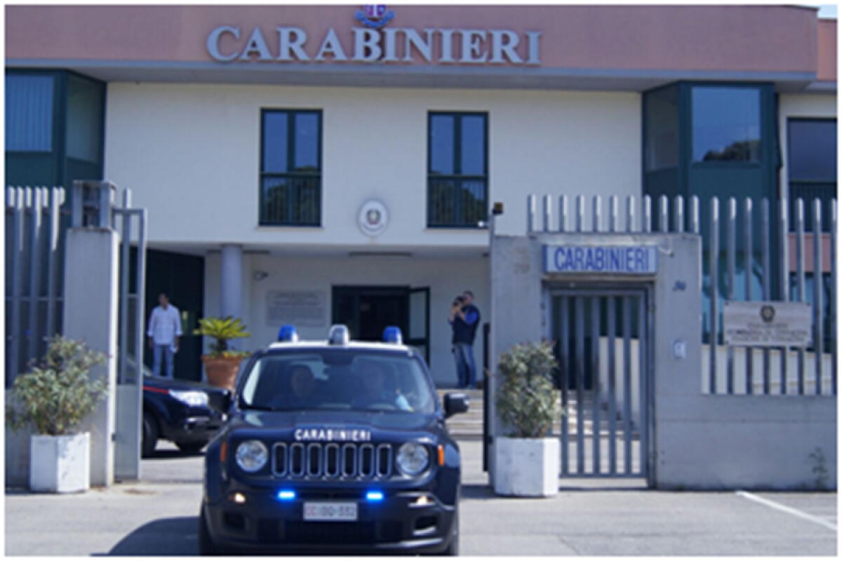 Con la nota tecnica della “ruota bucata” sottrae il borsello ad un 60enne. I Carabinieri denunciano un 36enne. - 