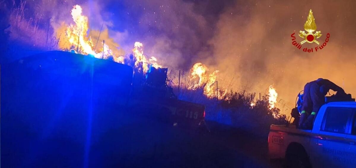 Collina in fiamme nella notte a Gaeta: in fumo 30 ettari di vegetazione. A rischio il deposito Eni. VIDEO - 