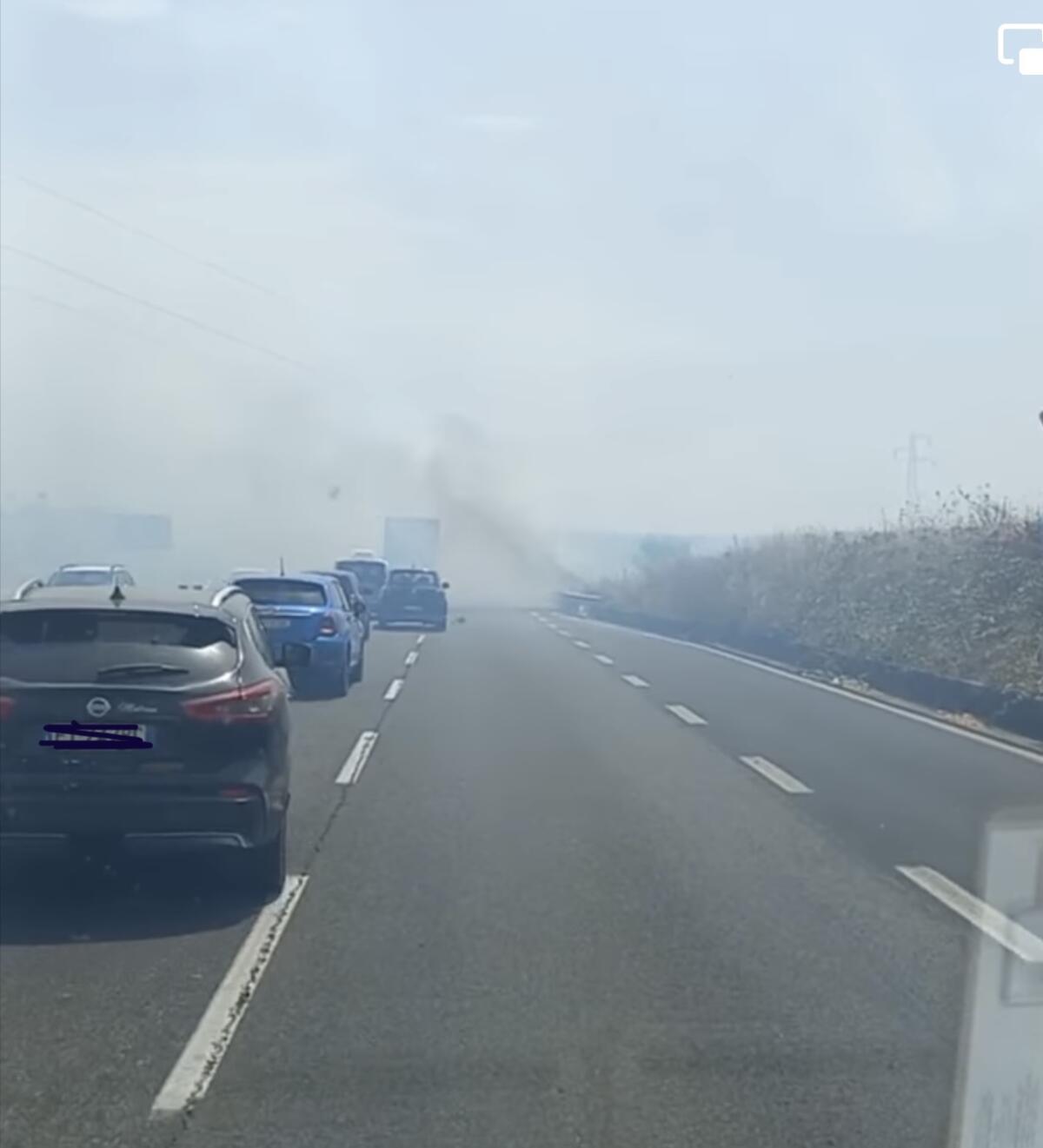 Un altro incendio sulla Pontina, disagi al traffico - 