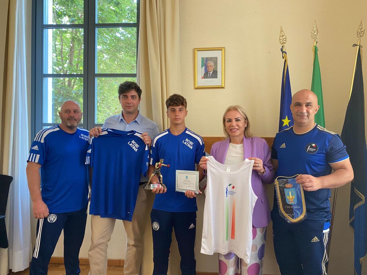 Il sindaco di Latina riceve e premia il campione di boxe Mattia Turrin - 