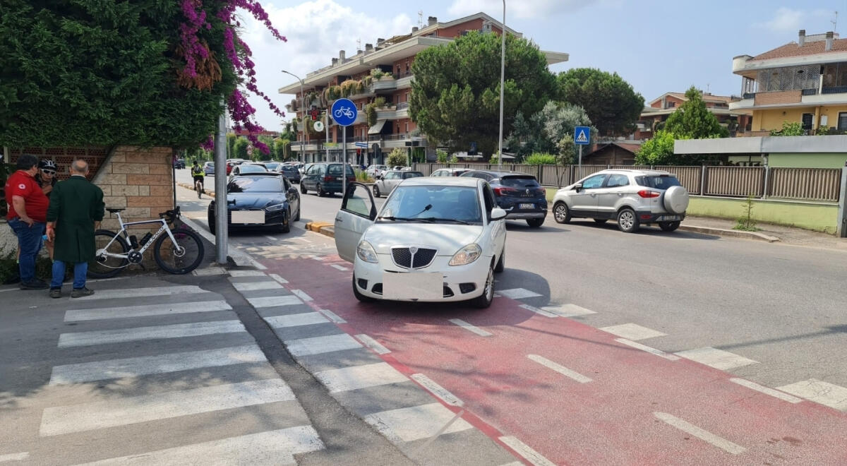 APRILIA - Investito sulla ciclabile di via Toscanini. E' polemica: "Quella pista è pericolosa, va modificata subito" - 