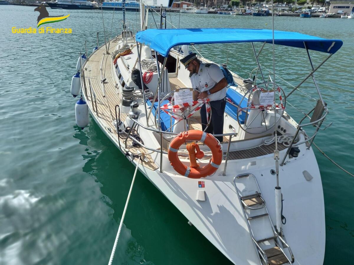 Scoperta dalla Finanza, nelle acque delle Isole Pontine, un’imbarcazione da diporto con una falsa bandiera italiana. FOTO e VIDEO - 