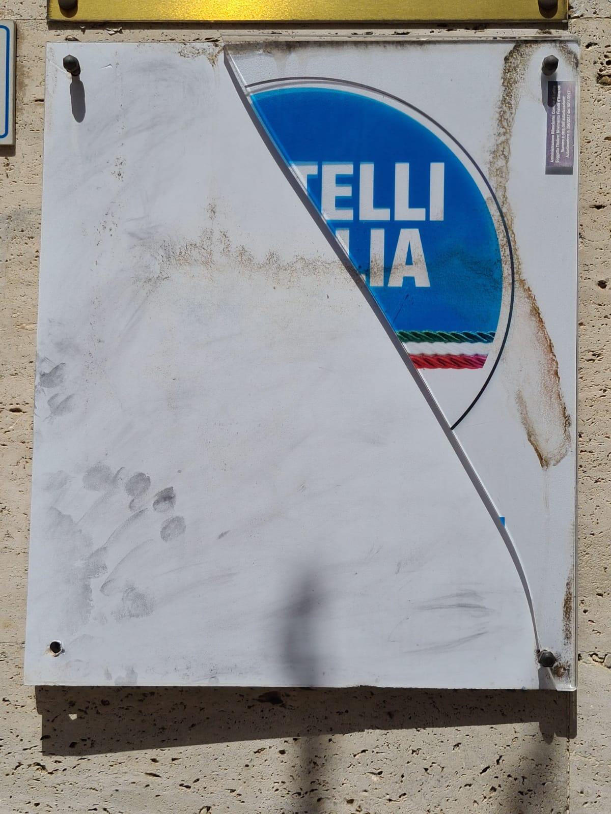 Latina - Vandalizzata la targa di Fratelli d'Italia - 