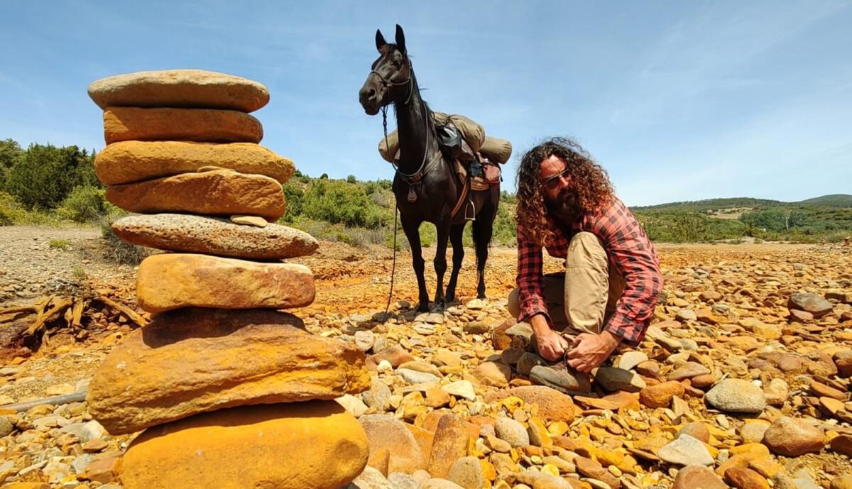 Dagli Ausoni al Gennargentu in sella a  Furia. Il viaggio di un uomo e la sua cavalla nera. E il mondo social impazzisce - 