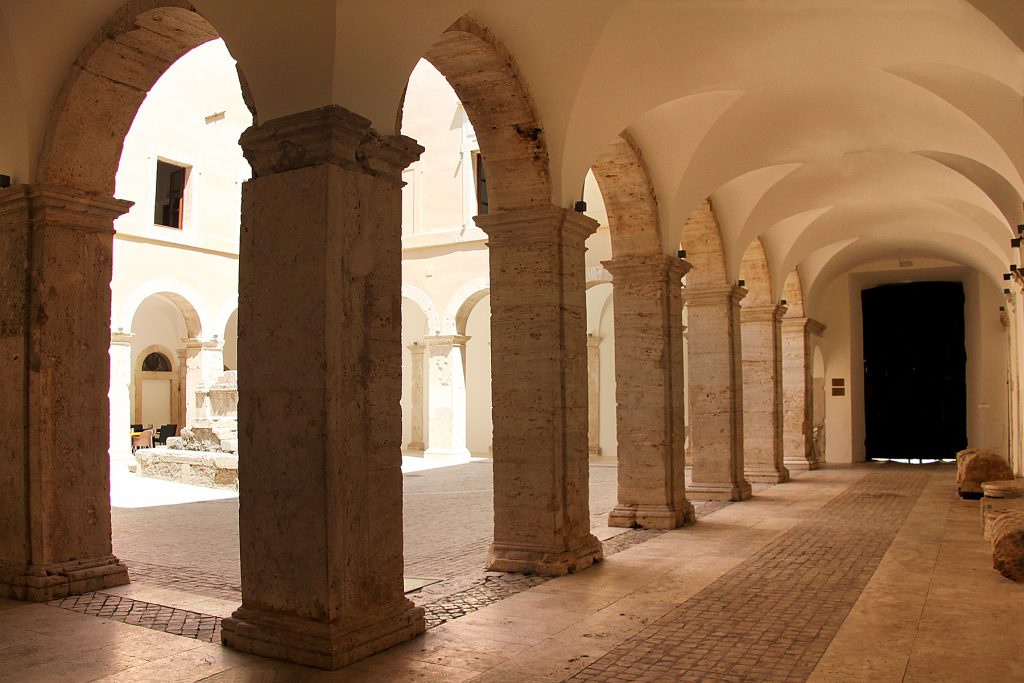 il Portico di Palazzo Caetani, a Cisterna
