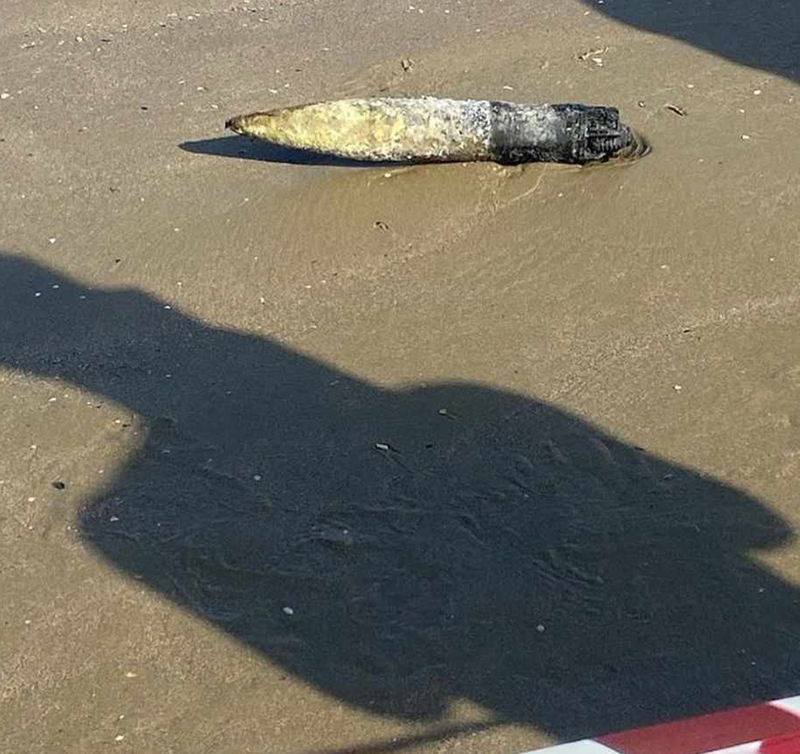 il proiettile rinvenuto sulla spiaggia a Nettuno (foto dalla pagina Instagram "Welcome To Favelas")