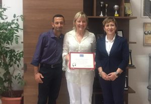 Il prof. Andrea Guarnacci, Maria Corsetti, la DS Michela Zuccaro
