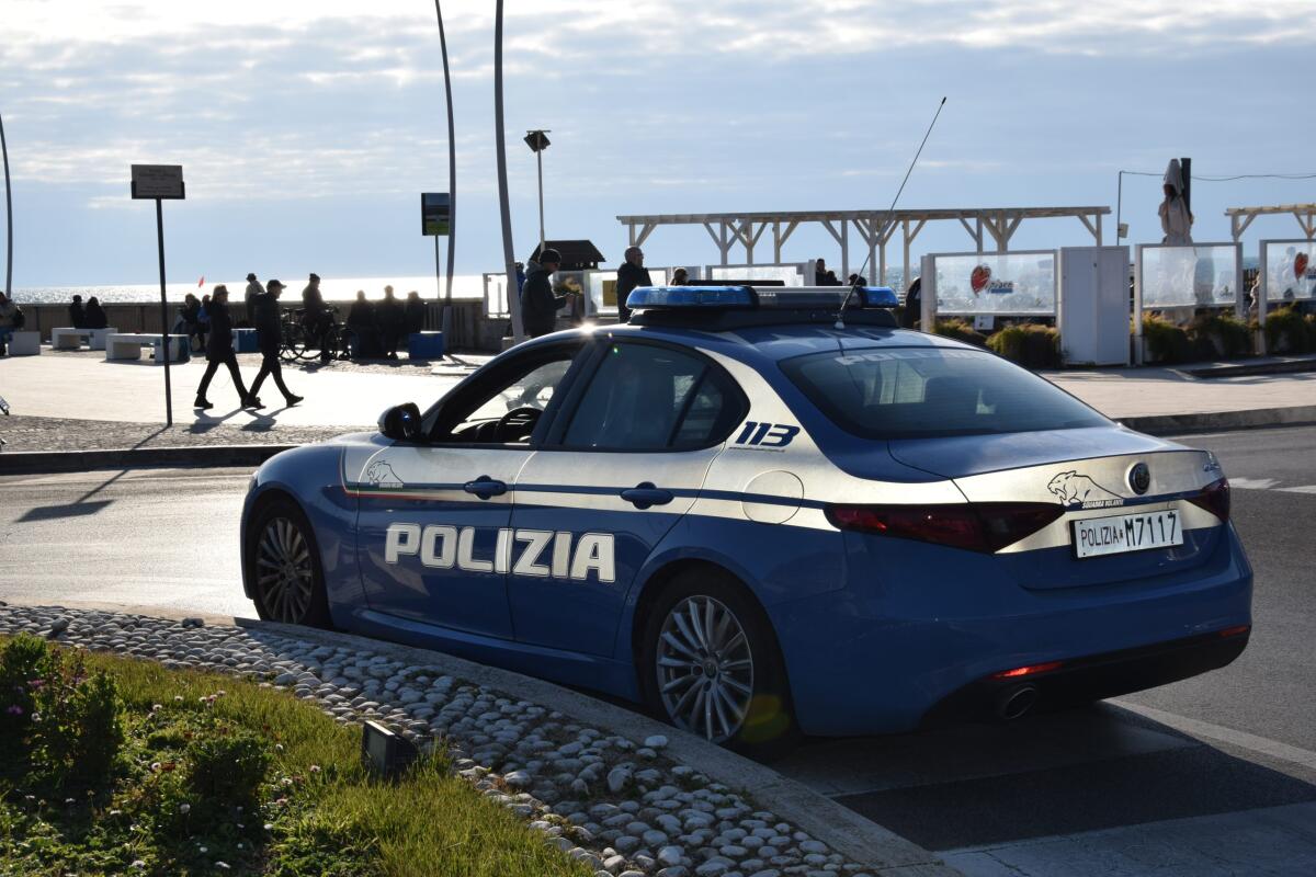 Malore in spiaggia, gli amici le filmano le parti intime e le pubblicano sui social - 