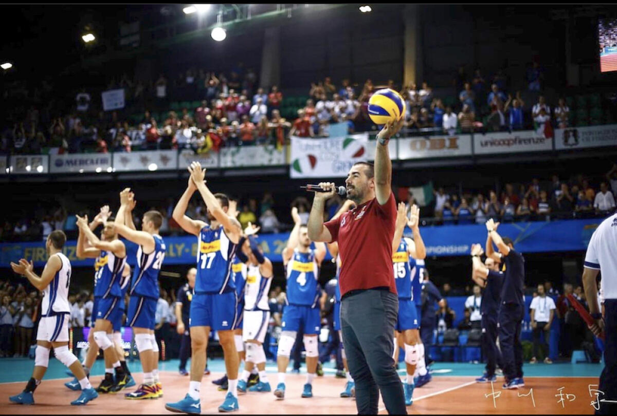 Lo speaker pontino Giuseppe Baratta ai Campionati Europei di pallavolo nelle tappe di Torino, Ancona e Roma - 