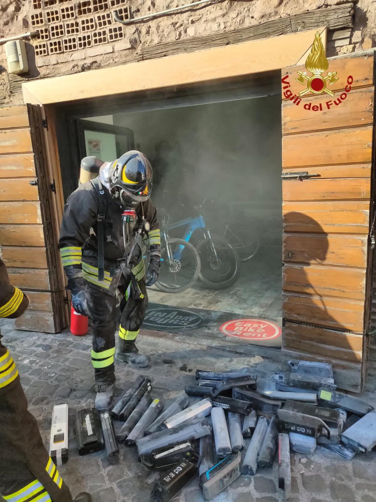 Incendio a un negozio di biciclette elettriche in affitto. A fuoco batterie al litio - 