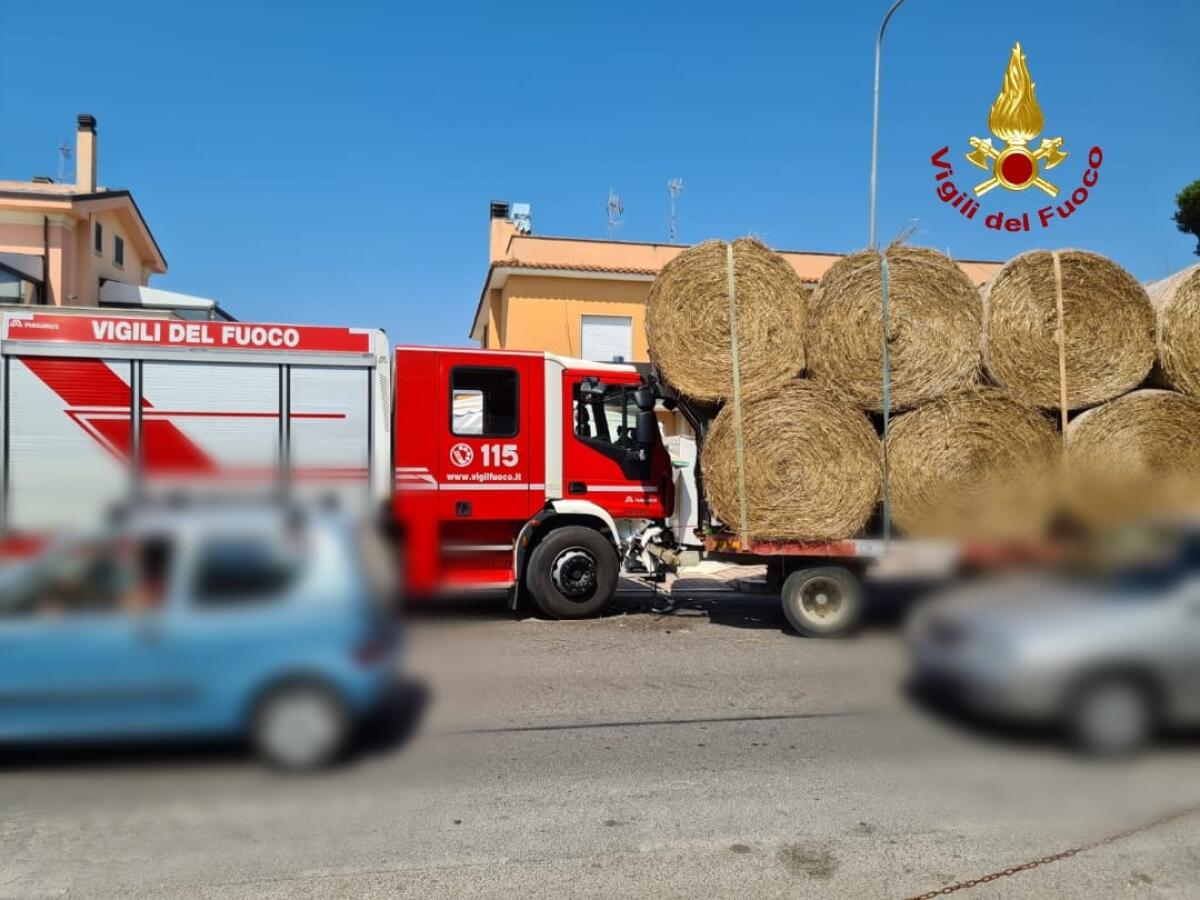 LATINA - Si sgancia il rimorchio dal trattore e va a finire contro un mezzo dei vigili del fuoco. - 