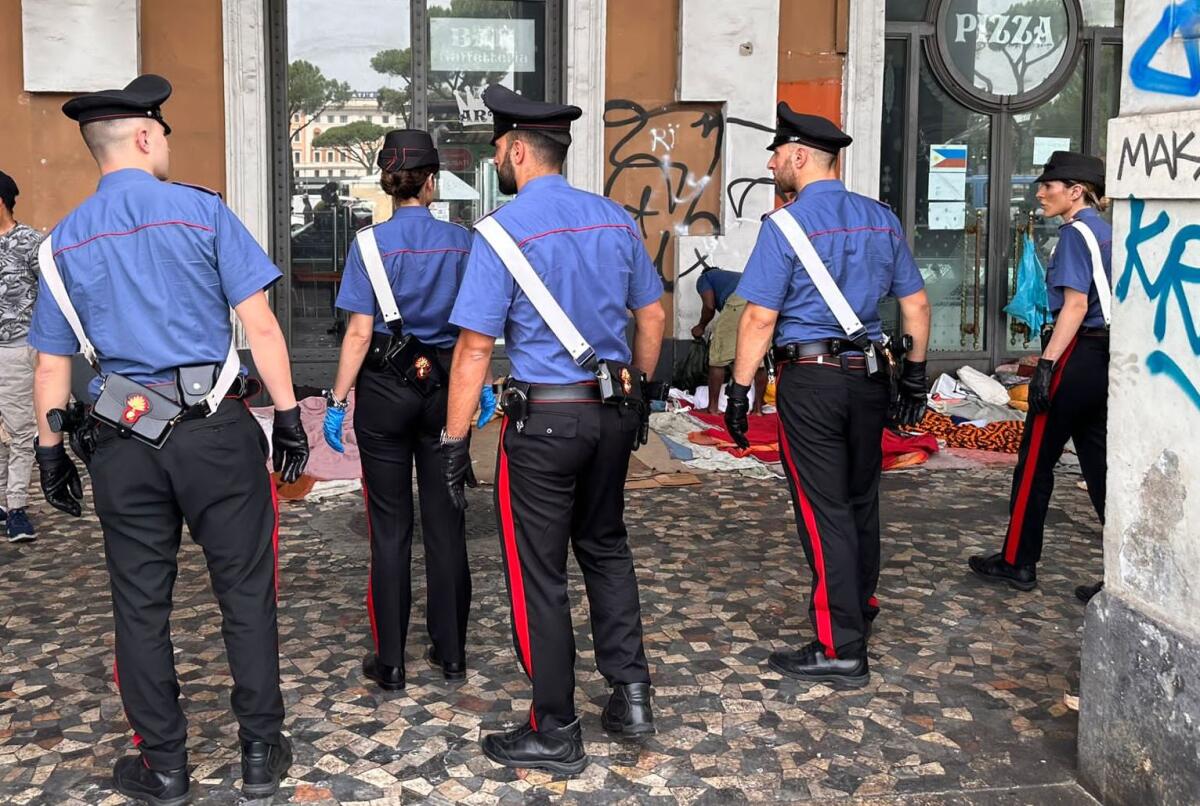 Strappano le collane d'oro al collo dei turisti: i carabinieri arrestano due stranieri a Termini - 