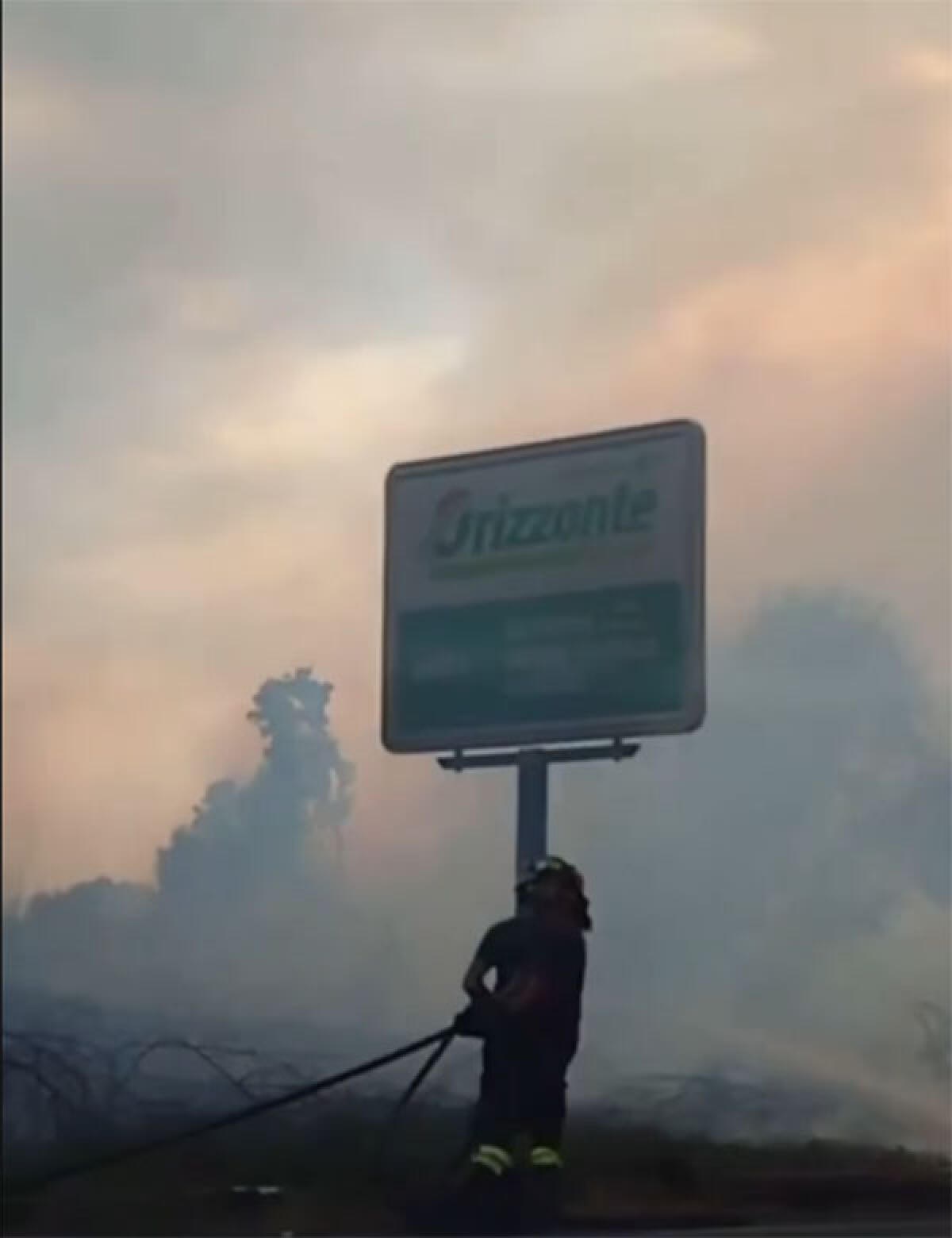Grossi disagi ieri sulla Pontina: autobus in fiamme a Terracina e incendio di sterpaglie a Borgo Piave. - 