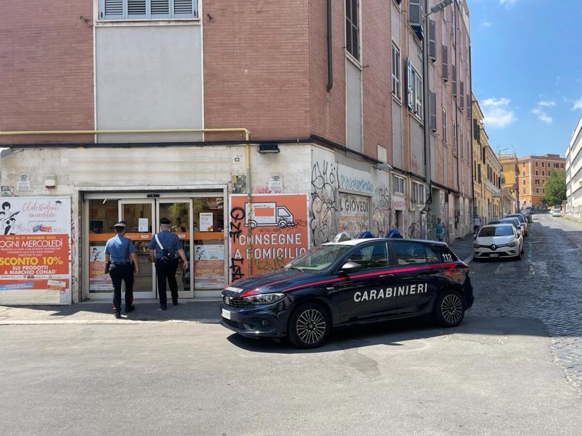 Catturato ad Ardea, dove stava trascorrendo le vacanze: 22enne accusato di due rapine in supermercati della Capitale. - 