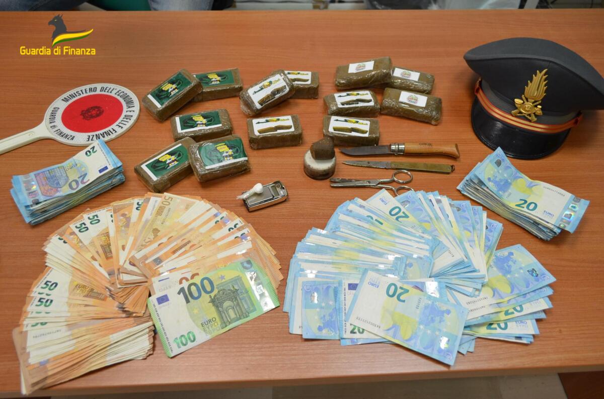 La Finanza di Terracina sequestra oltre un chilo di hashish e 12mila euro in contanti. Un arresto. - 