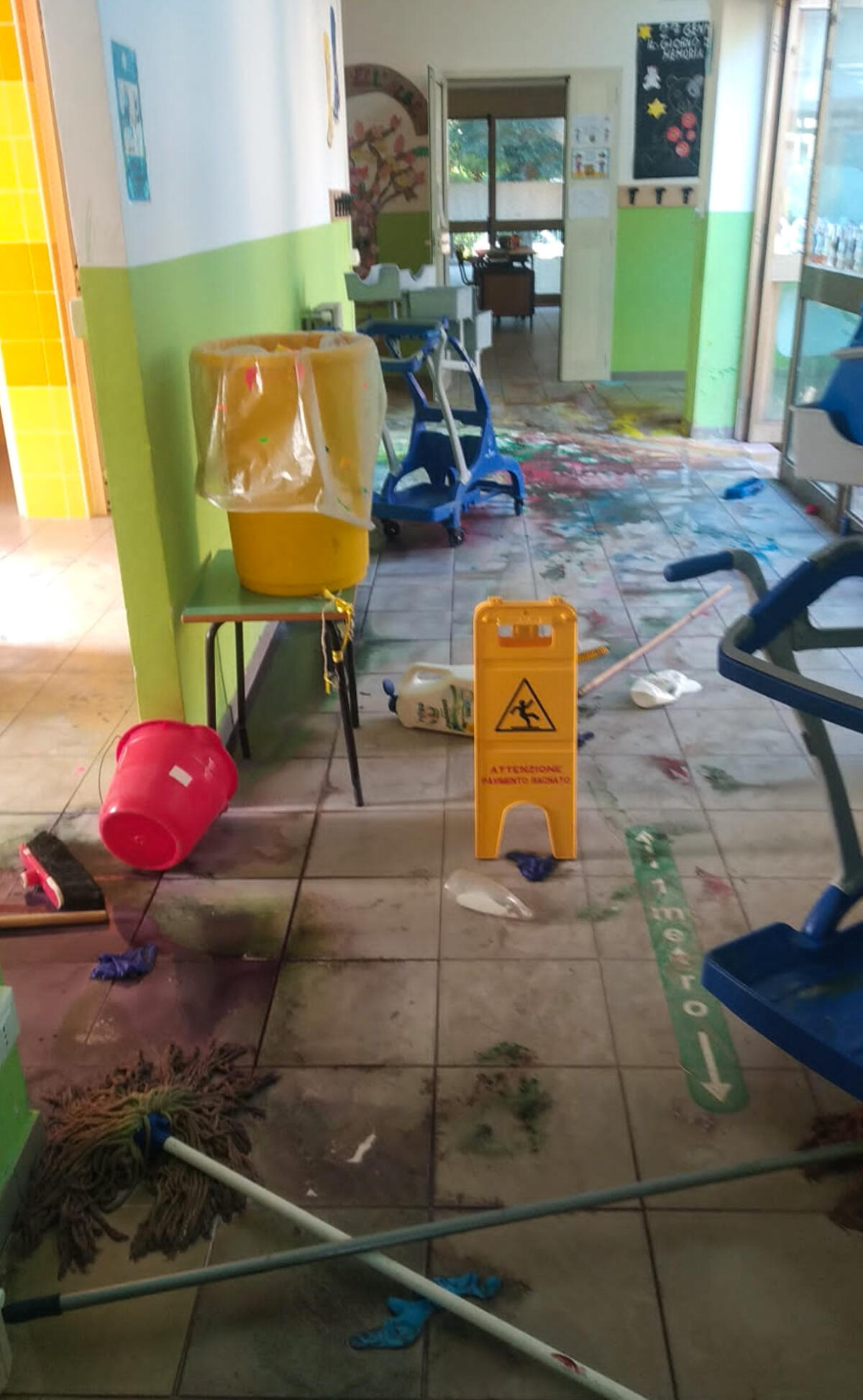 Vandali colpiscono la scuola primaria Cambellotti di Cisterna - 