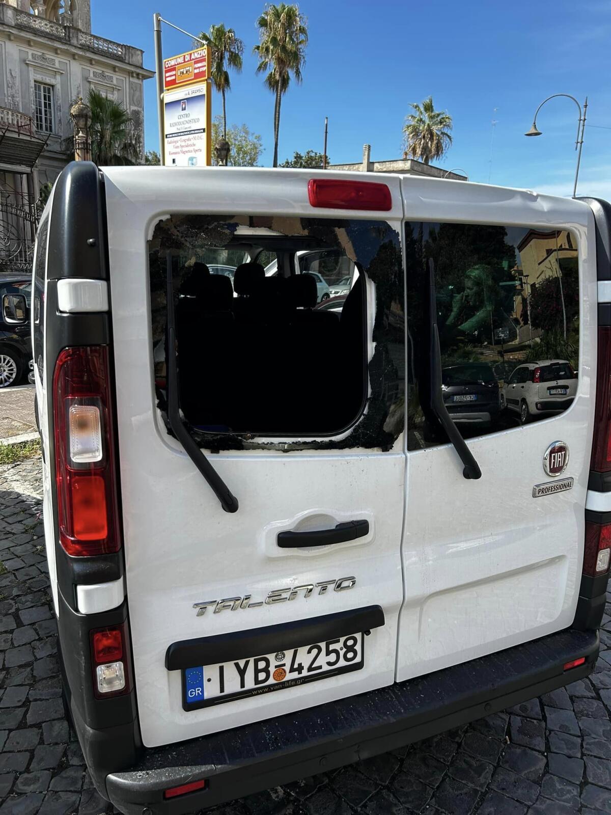 Rubati ad Anzio i bagagli ad un gruppo di 12 turisti greci, l'appello sui social: "Aiutateci a ritrovare le nostre cose" - 