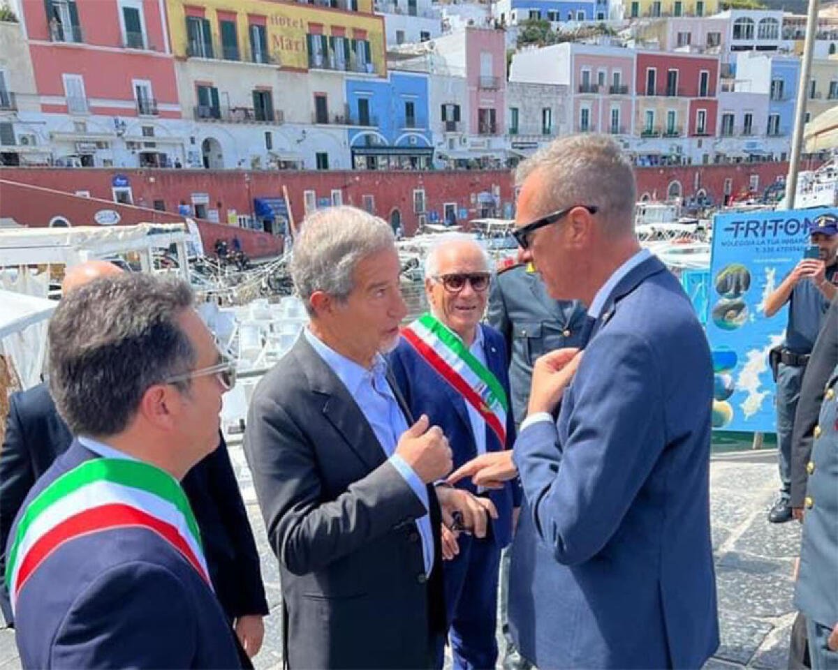 Economia del mare, il Ministro Musumeci incontra i Sindaci delle isole pontine  con il Presidente della Camera di Commercio Acampora. - 