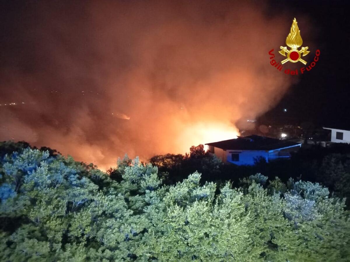Domenica infernale: incendi tra Terracina, Gaeta e Formia. Le fiamme minacciano le case - 