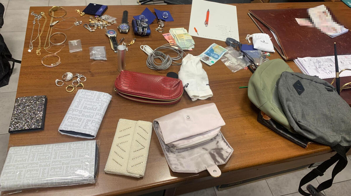 Scalzi per non fare rumore, ma un condomino li vede: in manette due ladri che avevano appena svaligiato un appartamento - 