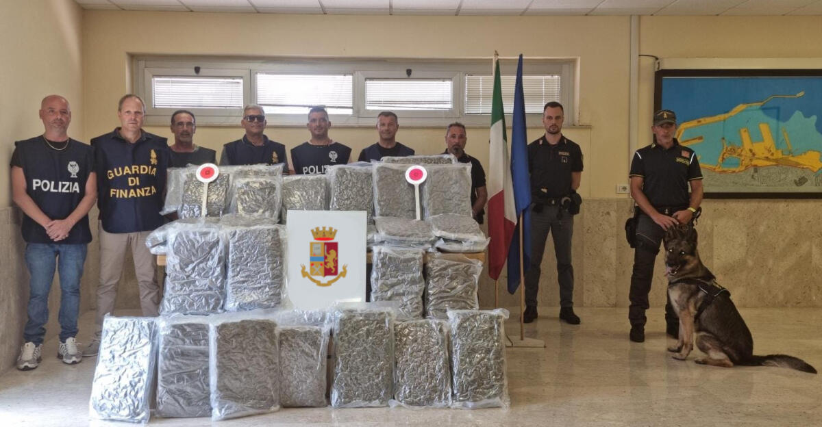 Un maxi carico di droga sbarca sul litorale laziale: la Questura di Roma e la Finanza sequestrano 113 Kg di marijuana. - 