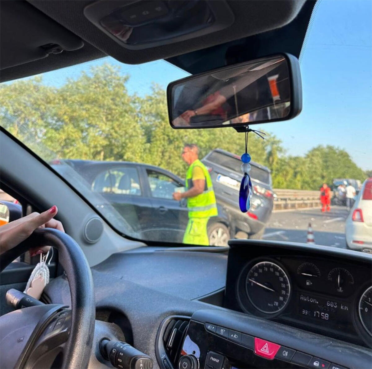 Pontina, suv dopo lo schianto sale su tre auto: oltre 5 km di code - 