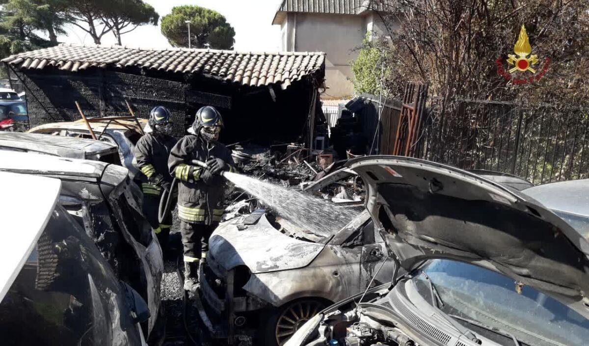 Concessionaria di auto in fiamme la notte scorsa sulla Nettunense, a Marino. - 
