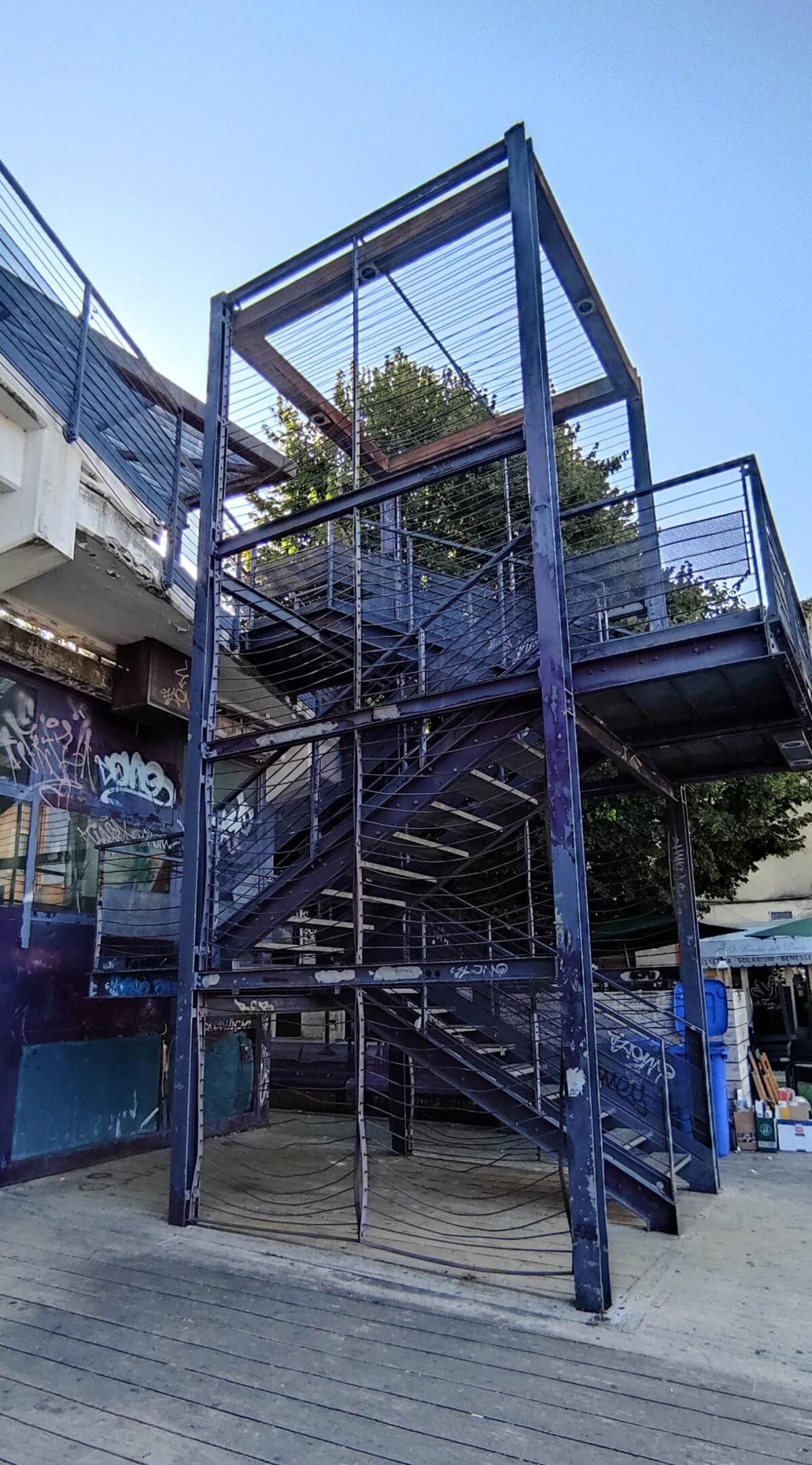 Cisterna - Rimossa la pericolosa scala di piazza Amedeo di Savoia - 