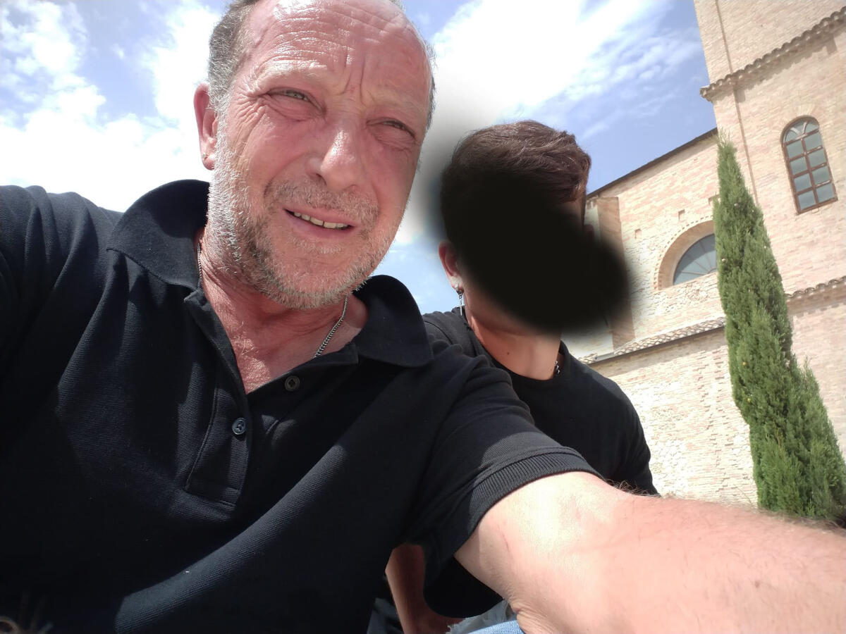 Si tuffa per salvare il figlio 16enne, poi il malore: 55enne muore a Nettuno - 