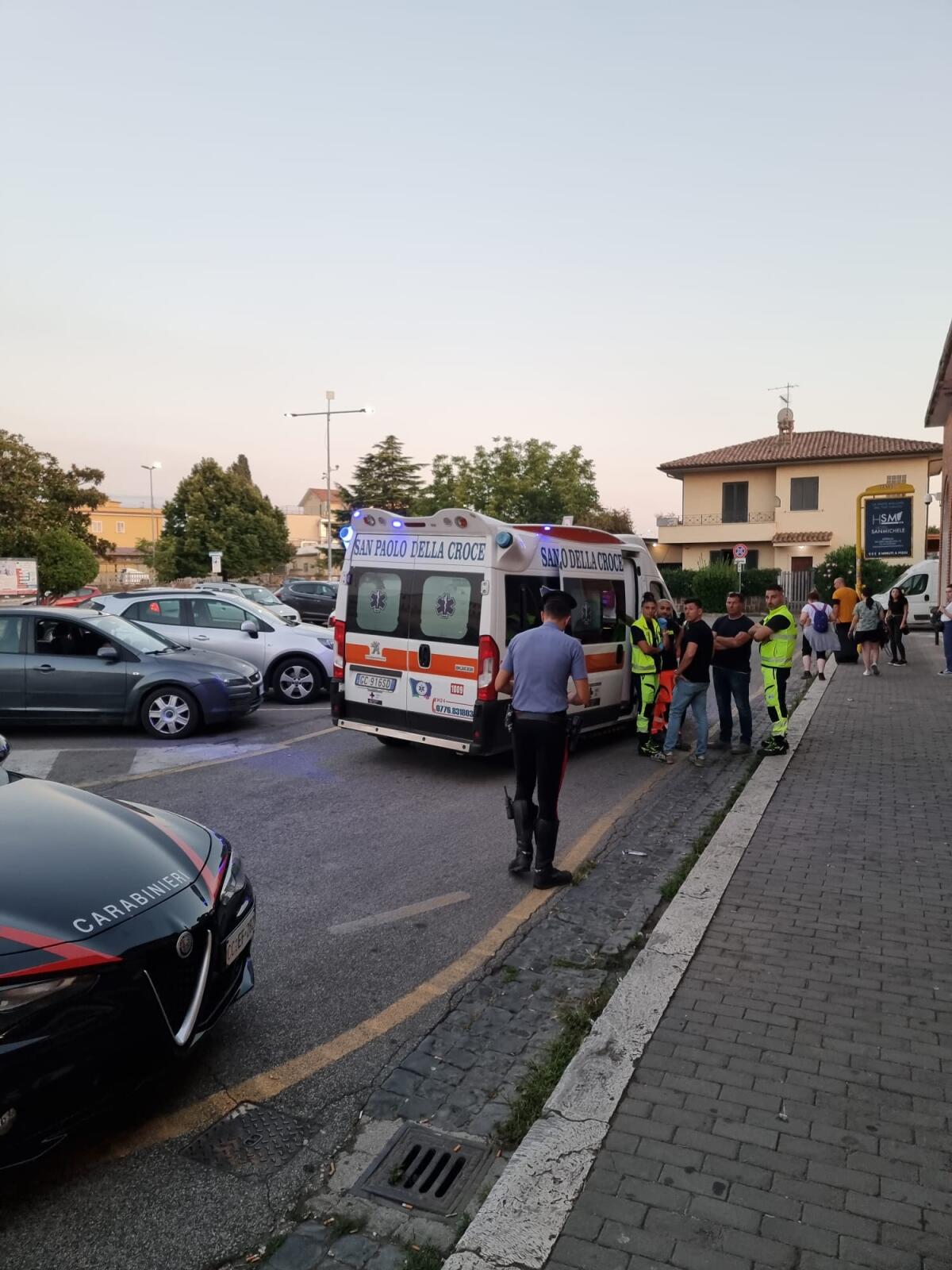 Tenta il suicidio, giovane salvata dai carabinieri e dai passanti alla stazione di Aprilia - 
