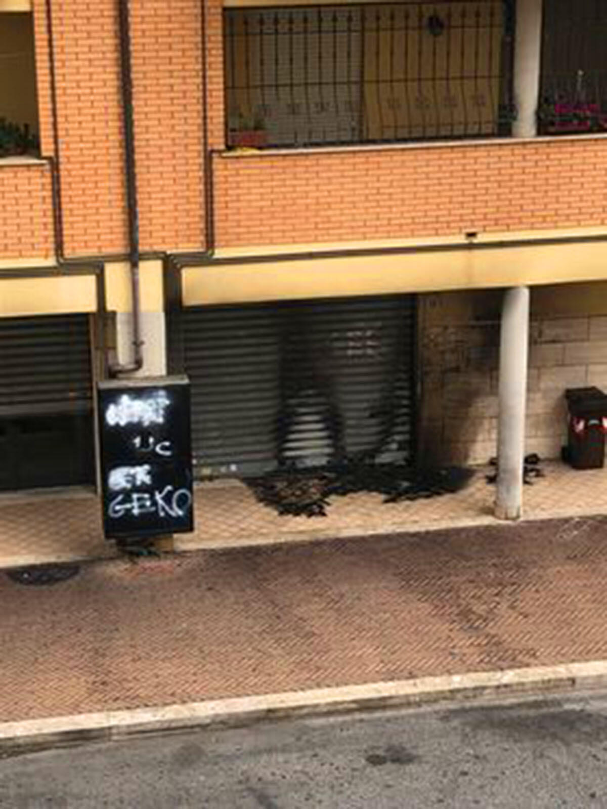 Aprilia - Doppio atto incendiario ai danni del titolare della paninoteca: si indaga, ma nessuno ha visto nulla - 