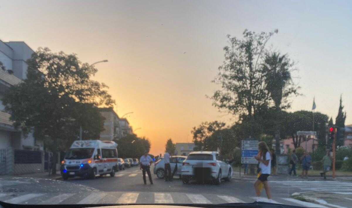 Scontro in pieno centro ad Aprilia, all'incrocio tra via De Gasperi e via delle Palme. - 