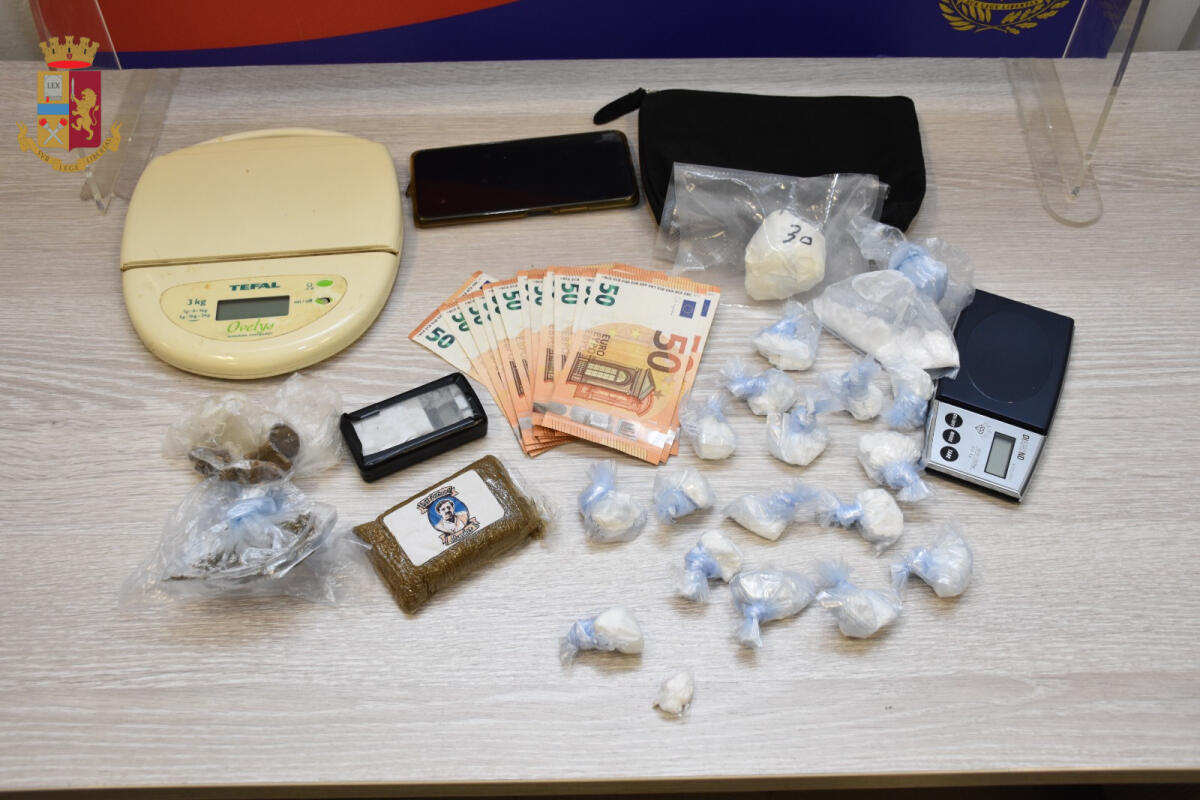Cocaina e panetti di fumo griffati "El patron Escobar", quattro uomini tra i 28 e i 64 anni arrestati dalla Polizia di Stato - 