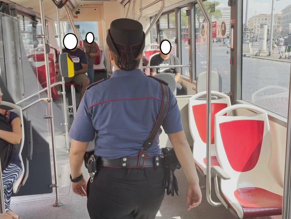 Borseggi nella metro e nel centro storico di Roma: scattano 10 arresti. In manette una 14enne del campo nomadi di Castel Romano. - 