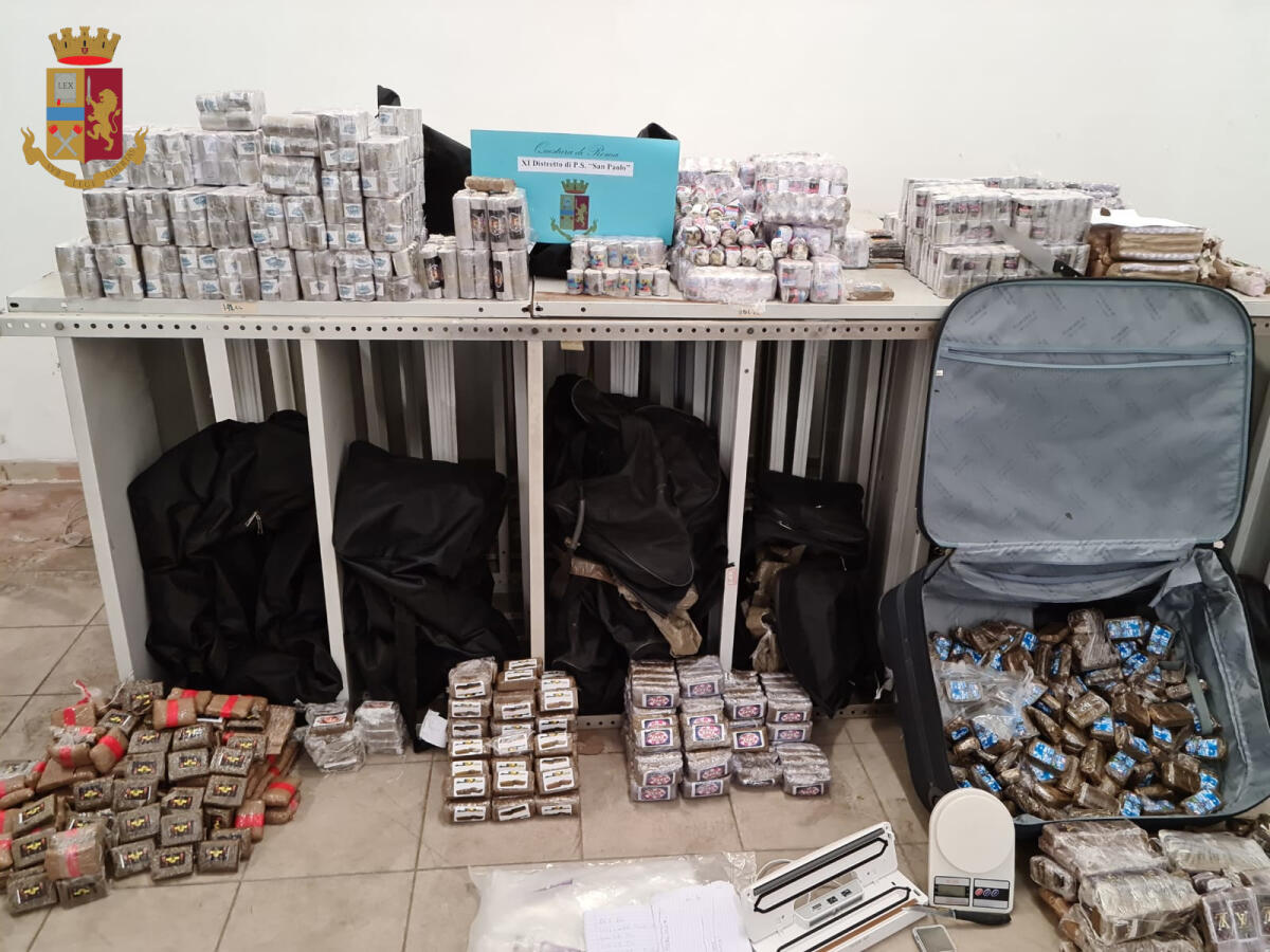 Madre e figlio in arresto per spaccio: in casa 219 chili di hashish e note sui clienti - 