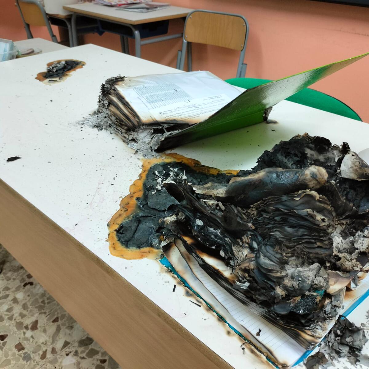 Aprilia - I vandali di nuovo nel plesso Deledda. E' la seconda volta in un mese - 