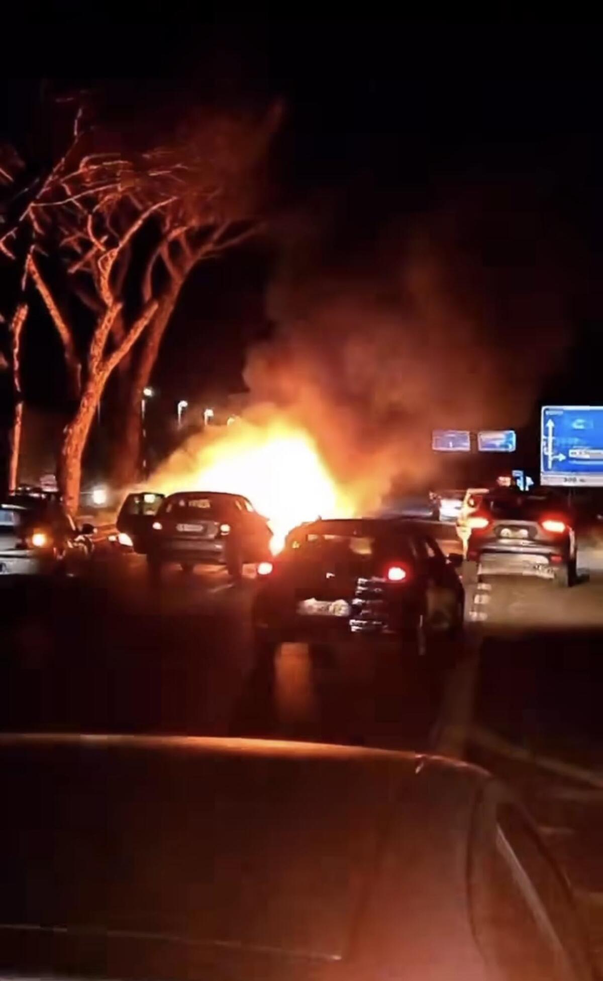 Pontina, notte d'inferno. Un incidente e auto a fuoco in direzione Roma - 