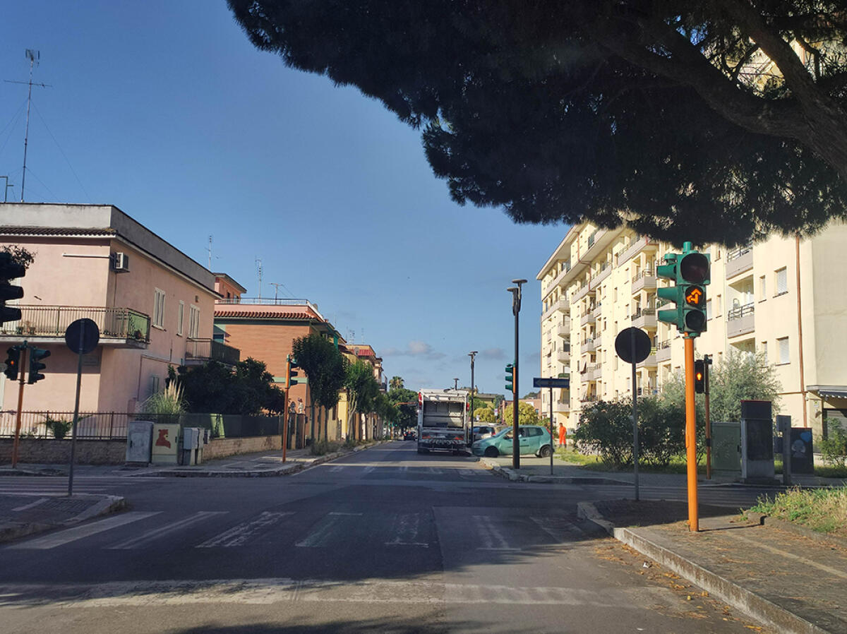 Semaforo ancora fuori uso all’incrocio tra via Costantino e via Augusto, ad Aprilia: è passato un mese - 