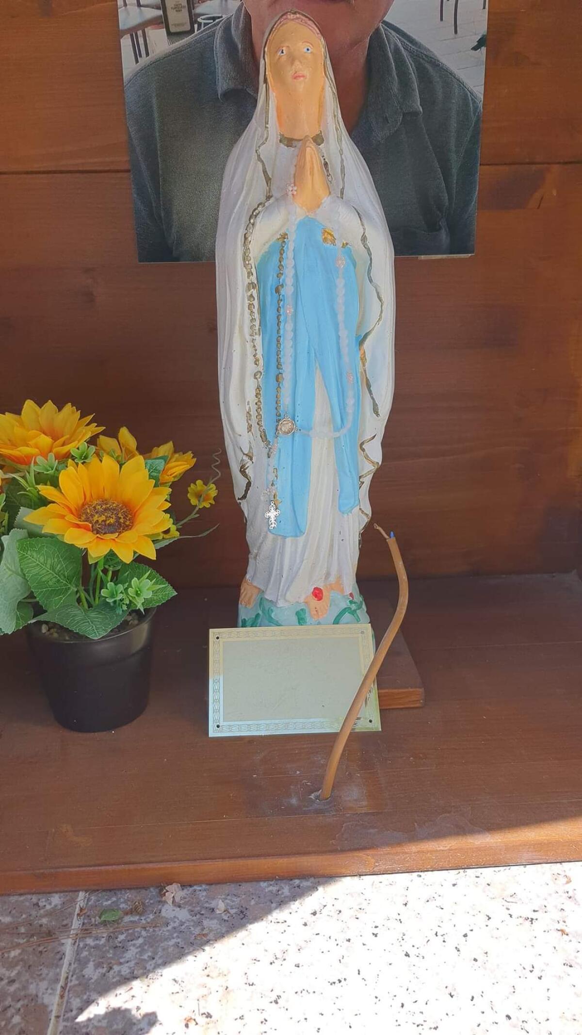 Ancora atti di vandalismo al Parco Dalla Chiesa, al quartiere Agroverde di Aprilia: portata via la luce davanti alla Madonnina. - 