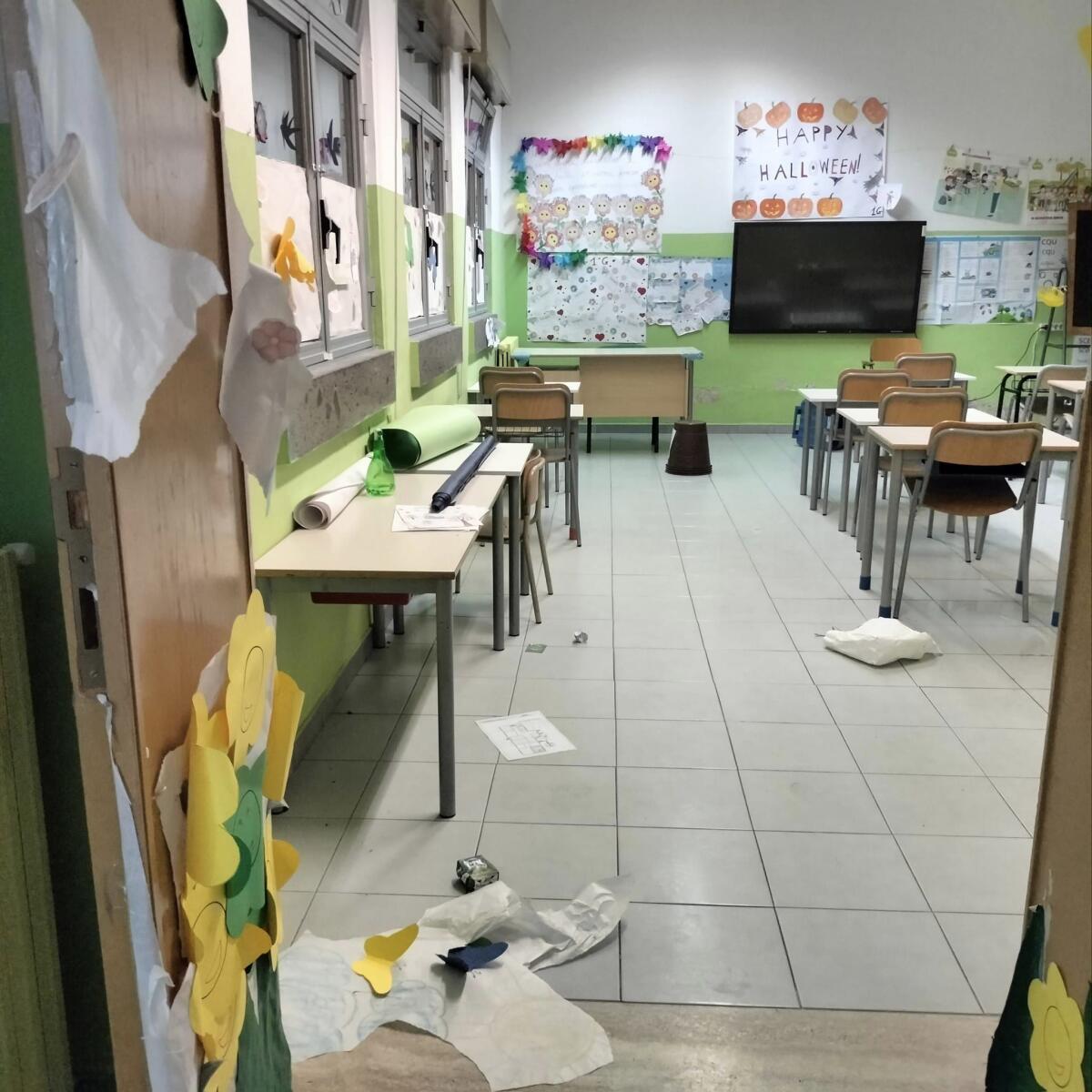 Aprilia - Vandali alla scuola Deledda. Danneggiati gli ingressi e gli arredi - 