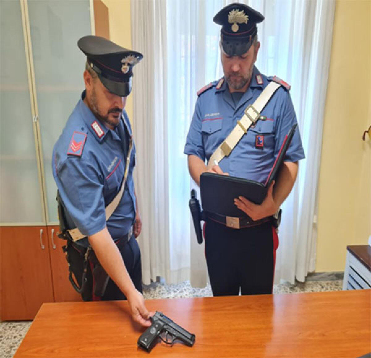 Sorpreso fuori da un bar con una pistola: 62enne denunciato dai Carabinieri di Itri. - 